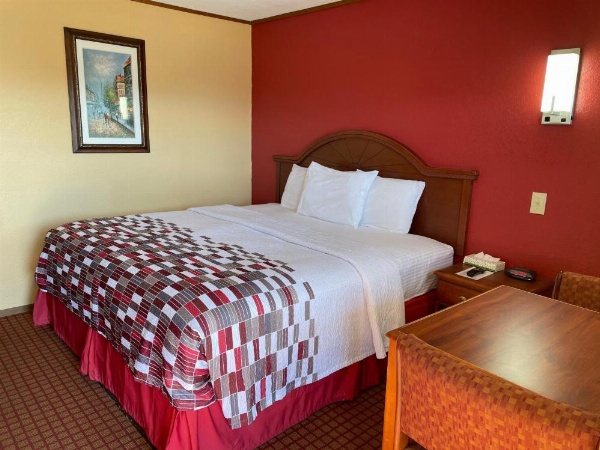 DeQueen Courtyard Inn image 17